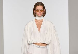 Des podiums à la rue, la blouse drapée s’impose comme la pièce incontournable de la saison 