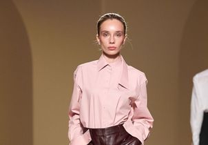 Fraîche, colorée, élégante : la chemise rose s’impose comme la nouvelle alternative à la chemise blanche ce printemps
