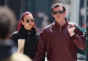 Dua Lipa fiancée à Callum Turner : leur histoire d’amour en photos