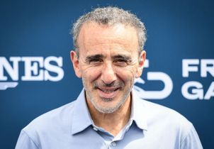 Élie Semoun, père à 62 ans : il partage un cliché de la grossesse de sa compagne