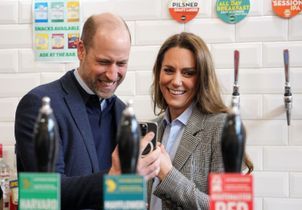 Kate Middleton et le prince William, commerçants d'un jour sur un marché de Londres