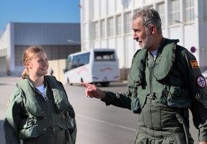 Leonor d’Espagne partage un moment complice avec son père Felipe V dans les airs 