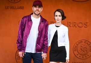 Lily Collins : douce apparition dans les tribunes de Roland-Garros avec son époux Charlie McDowell