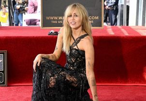 Miley Cyrus, rayonnante, décroche son étoile sur le Walk of Fame entourée de ses proches