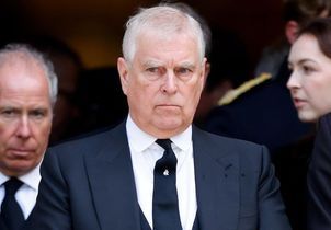 Regard fixe et hagard : ce cliché de l’ex-prince Andrew après son arrestation, symbole d’une chute royale