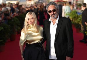 À Cabourg, Emmanuelle Béart fait une apparition remarquée avec son époux Frédéric Chaudier 