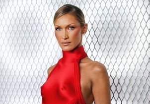 À New York, Bella Hadid fait sensation face à Ashton Kutcher et Evan Peters