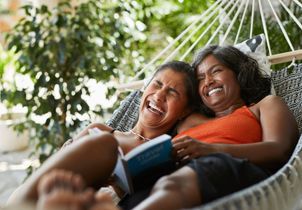 L'édito de ELLE : trop d'écrans et plus assez de livres, honte aux ados ou faute aux parents ?
