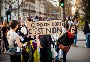 105 hommes volontaires pour violer une femme endormie : un an après Mazan, rien n’a changé