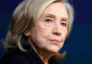 Affaire Epstein : les images d'Hillary Clinton quittant la salle de son audition en furie dévoilées