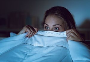 Alertée par des ronflements, elle découvre sous son lit… son ex qui avait interdiction de l’approcher