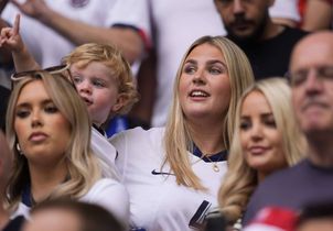 Body shaming : cette compagne de footballeur harcelée pour son poids obligée de fermer ses réseaux sociaux