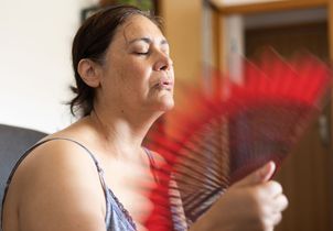 « Je dois me rafraîchir en permanence » : face à la canicule, les femmes ménopausées en première ligne