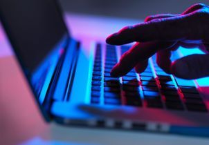 Pédocriminels en ligne : comment l'intelligence artificielle est devenue une arme redoutable pour les identifier