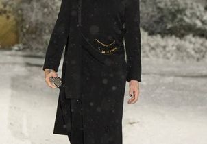 Pour le 8 mars, Marilyn Manson, accusé de viols, défile à Paris, le cynisme en bandoulière