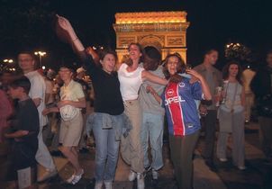 Pourquoi des milliers de jeunes Britanniques rêvent soudain d'être ados à Paris