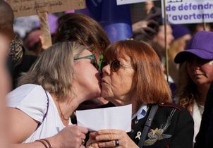 Retour en images : Gisèle Pelicot et sa fille Caroline Darian défilent côte à côte pour les droits des femmes