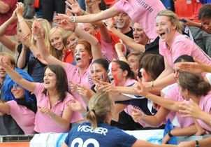 « Retourne en cuisine » : dans les stades ou dans la rue, le calvaire des supportrices de foot