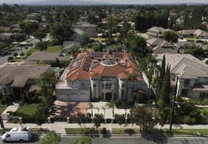 Un couple de milliardaire accusé de maltraitances sur ses 21 enfants nés par GPA