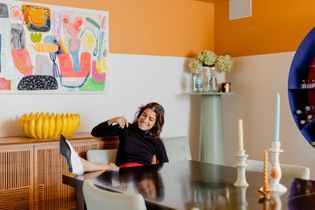 Leandra Medine nous ouvre les portes de son appartement new-yorkais arty et coloré 