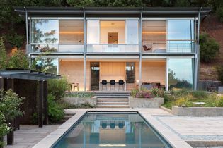 Une maison en verre et en bois tournée vers la nature