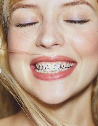 Bijou dentaire : bonne ou mauvaise idée d'adopter cet accessoire vintage devenu tendance 2022 ?