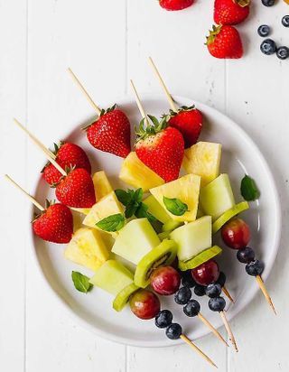 10 brochettes de fruits qui mettent l’eau à la bouche