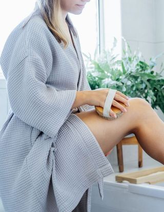 Drainage lymphatique : voici comment bien réaliser le brossage à sec pour des jambes légères