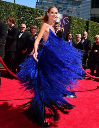 Le look du jour : Heidi Klum, une vraie star de tapis rouge, en robe Sean Kelly