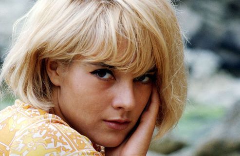 10 clichés vintage qui prouvent que Sylvie Vartan est l'inspiration beauté de cet automne