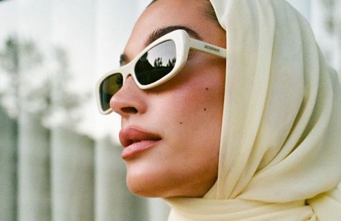 Sublime, Hailey Bieber embrasse ses tâches de rousseur pour une mise en beauté less is more