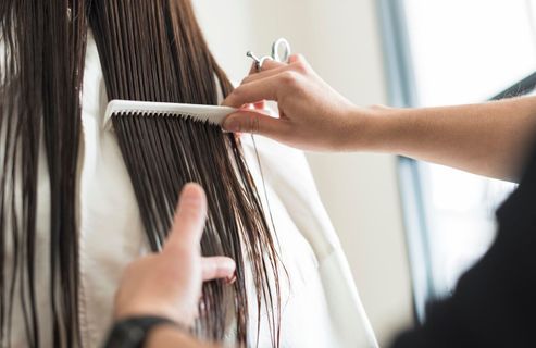 Ces 4 prestations devenues incontournables dans les salons seraient pourtant inutiles, selon une coiffeuse