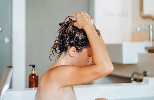 Cette astuce toute simple permet de décupler l'efficacité de votre shampoing anti-chute
