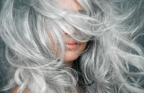 Cheveux blancs : 4 erreurs qui peuvent donner mauvaise mine, selon un coiffeur  