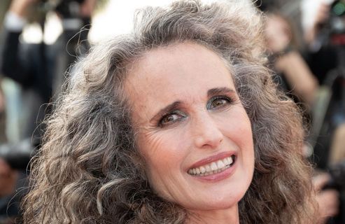 Cheveux fins pendant la ménopause : les astuces d’une coiffeuse de stars pour booster le volume