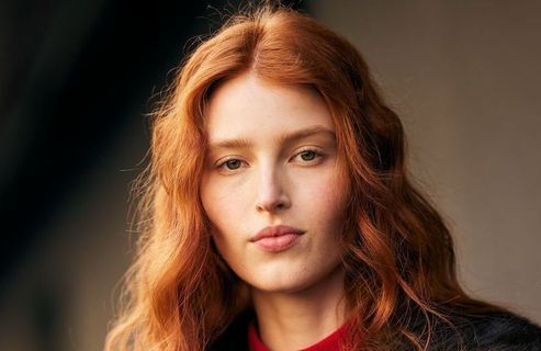 Coaching beauté : comment entretenir et coiffer des cheveux gonflés par l’humidité ?