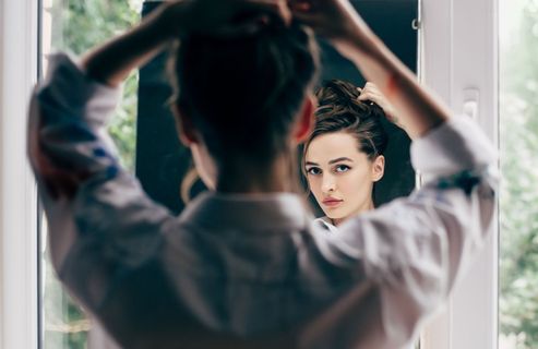 Coaching beauté : premiers cheveux blancs ? Ces coiffures futées qui les masquent naturellement