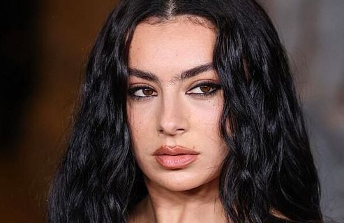 Botox, comblements, polynucléotides : Charli XCX se confie sur ses interventions esthétiques