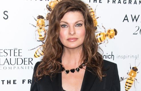 « Je ne me reconnais plus » : Linda Evangelista se livre et dévoile son corps en images pour la première fois