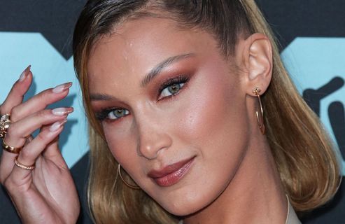Le jawline contouring : la technique préférée des stars pour redessiner l’ovale du visage