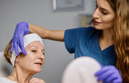 Retour d’expérience : Malika, 52 ans et un lifting, « Je voulais retrouver un peu de fraîcheur »