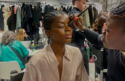 Maquillage des yeux : cette couleur flatte toutes les carnations selon la make-up artist d’Angèle