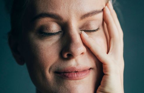 Je suis professeur de yoga du visage et voici l'exercice idéal pour rehausser vos pommettes