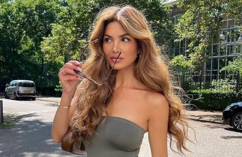 Infusé de miel et de céramides, ce masque hydrate et enveloppe les cheveux d’un parfum irrésistible
