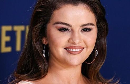 Selena Gomez : son nail-artist détaille les étapes pour réaliser sa french manucure à l’identique