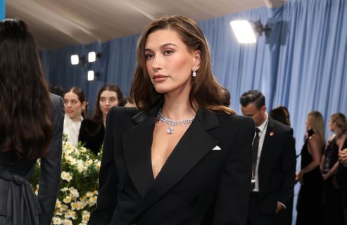 La marque d’Hailey Bieber rachetée pour 1 milliard de dollars : pourquoi Rhode fascine autant ?