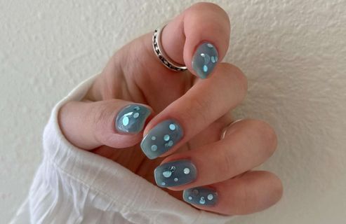 Cette tendance aperçue sur nos jupes fait aussi scintiller nos ongles cet été