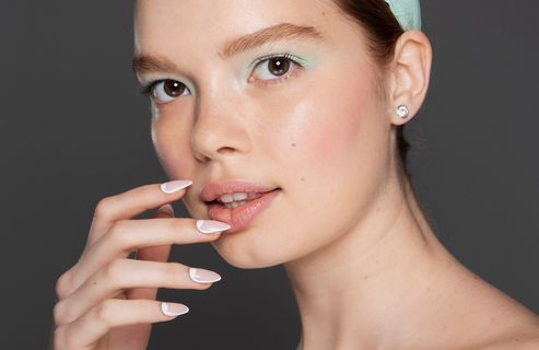 « Coconut latte nails » : la manucure blanc lacté qui détrône le blanc classique cet été