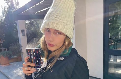 Jennifer Lopez, Hailey Baldwin… Les stars font renaître cette couleur de vernis pour l’hiver