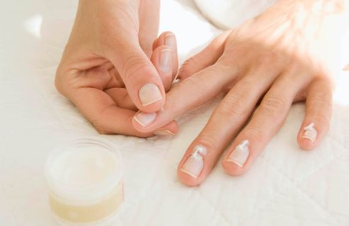 La crème dissolvante : le produit miracle pour retirer le vernis sans abîmer les ongles ?